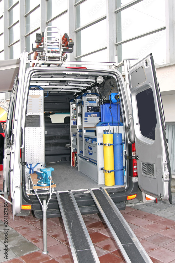 工具を積んだ作業車